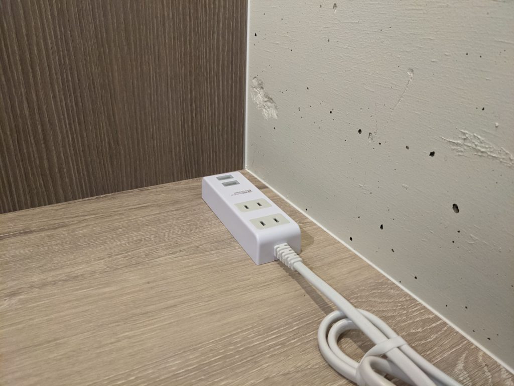 TENT成瀬 コワーキングスペース個室ブースに設置したUSBと電源